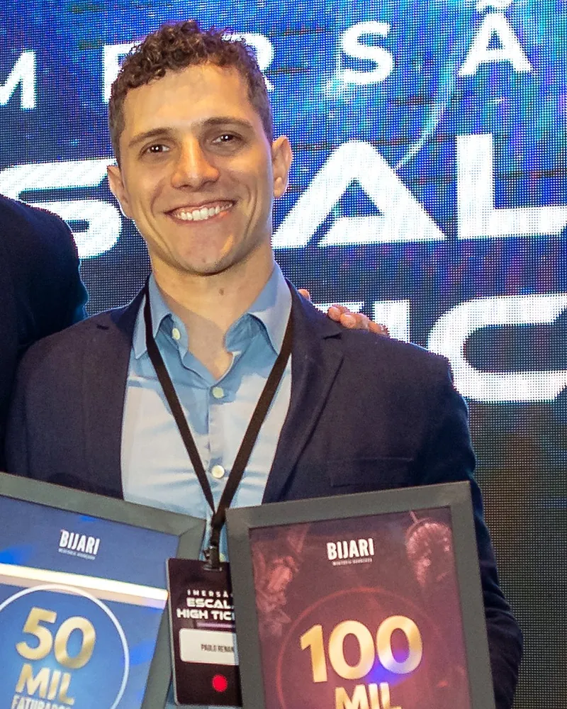 Paulo Renan na Imersão Escala High Ticket, segurando placas de premiação